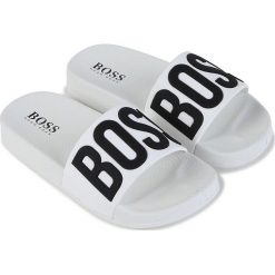 Boss - Klapki dziecięce. Czarne sandały dziewczęce Boss, z materiału, bez zapięcia. W wyprzedaży za 169,90 zł.