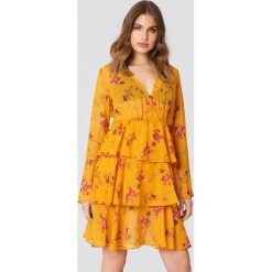NA-KD Boho Sukienka z długim rękawem - Orange. Pomarańczowe sukienki damskie marki NA-KD Boho, bez wzorów, boho, z falbankami, z długim rękawem, długie. W wyprzedaży za 60,97 zł.