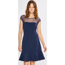 Guess Jeans - Sukienka. Niebieskie sukienki mini damskie marki Guess Jeans, na co dzień, s, z aplikacjami, z poliesteru, casualowe, z okrągłym kołnierzem, z krótkim rękawem, krótkie, dopasowane. W wyprzedaży za 299,90 zł.
