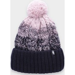 Czapka damska CAD013 - łososiowy. Różowe czapki damskie z wełny. W wyprzedaży za 39,99 zł.