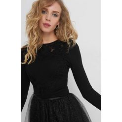 Sweter z ażurowym wzorem. Czarne swetry klasyczne damskie marki Orsay, xs, z dzianiny, z dekoltem na plecach. Za 99,99 zł.