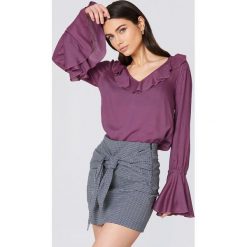 NA-KD Boho Top z falbanką - Purple. Fioletowe topy damskie marki NA-KD Boho, bez wzorów, z tkaniny, z falbankami. W wyprzedaży za 40,38 zł.