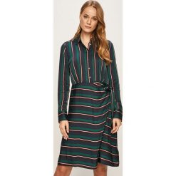 Tommy Hilfiger - Sukienka. Zielone sukienki damskie TOMMY HILFIGER, na co dzień, bez wzorów, z poliesteru, casualowe, bez kołnierzyka, z długim rękawem, długie, mini, proste. W wyprzedaży za 649,90 zł.