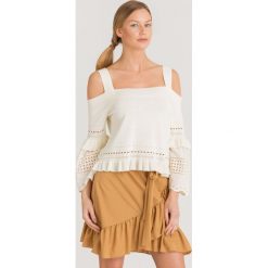 BLUZKA Twinset off shoulder. Bluzki damskie Twinset, m, z haftami, z dzianiny, bez kołnierzyka, bez rękawów. Za 335,00 zł.