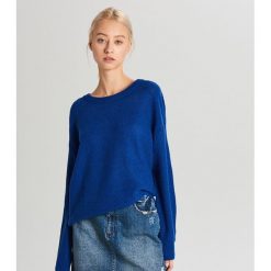 Sweter o drobnym splocie - Granatowy. Niebieskie swetry damskie Cropp, s, bez wzorów, ze splotem, bez rękawów, bez kaptura. Za 59,99 zł.