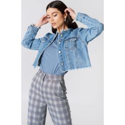 NA-KD Trend Krótka kurtka jeansowa - Blue. Niebieskie bomberki damskie NA-KD Trend, z bawełny. Za 202,95 zł.