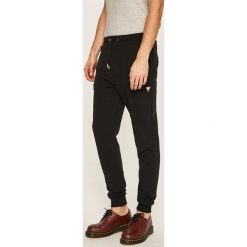 Guess Jeans - Spodnie. Szare spodnie męskie Guess Jeans, na co dzień, xl, z aplikacjami, z bawełny. W wyprzedaży za 239,90 zł.