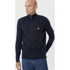 Ciemnoniebieski Golf Bakewell. Niebieskie bluzy męskie Born2be, xl, z aplikacjami, z jeansu, klasyczne, z golfem, bez rękawów, bez kaptura. Za 59,99 zł.