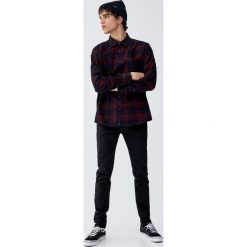 Czarne jeansy super skinny. Czarne jeansy męskie skinny marki Pull&Bear, z denimu. Za 89,90 zł.