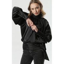 Czarna Bluzka Wormald. Czarne bluzki damskie Born2be, na imprezę, s, bez wzorów, eleganckie, ze stójką, z długim rękawem. Za 169,99 zł.