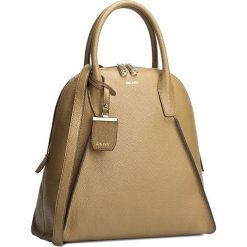 Torebka DKNY - Chelsea R3513605 Camel 262. Brązowe torebki klasyczne damskie DKNY, z aplikacjami, ze skóry, klasyczne, na ramię, zdobione, bez dodatków. W wyprzedaży za 699,00 zł.