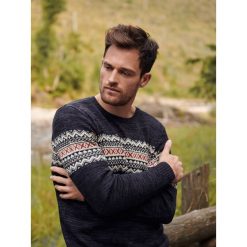 Sweter męski w stylu norweskim. Niebieskie swetry męskie Top Secret, na zimę, m, bez wzorów, z dzianiny, z okrągłym kołnierzem, bez kaptura. W wyprzedaży za 69,99 zł.