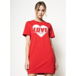 Sukienka codzienna LOVE MOSCHINO W584714E 2124. Czerwone sukienki damskie Love Moschino, na co dzień, bez wzorów, z elastanu, bez kołnierzyka, bez rękawów, proste. W wyprzedaży za 599,00 zł.