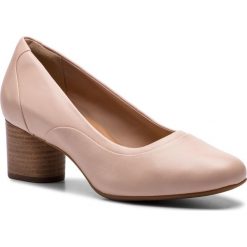 Półbuty CLARKS - Un Cosmo Step 261409654 Blush Leather. Różowe półbuty damskie Clarks, bez wzorów, ze skóry, bez obcasa, na obcasie, bez zapięcia. W wyprzedaży za 239,00 zł.
