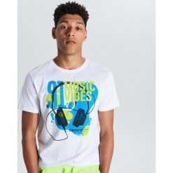 Koszulka Music Vibes - Biały. Białe koszulki męskie Cropp, s, bez wzorów, bez kołnierzyka, bez rękawów. Za 23,99 zł.