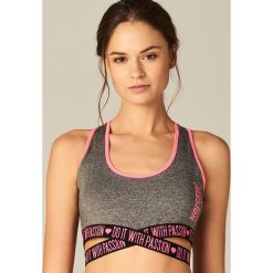 Sportowy top athleisure - Szary. Szare topy damskie marki Mohito, s. W wyprzedaży za 39,99 zł.