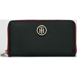 Tommy Hilfiger - Portfel. Czarne portfele damskie TOMMY HILFIGER, z materiału. Za 229,90 zł.