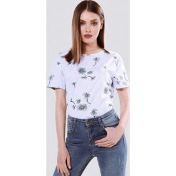 Jasnoszary T-shirt Hitch. Szare bluzki damskie Born2be, s, z nadrukiem, z dzianiny, klasyczne, z okrągłym kołnierzem, z krótkim rękawem. Za 39,99 zł.