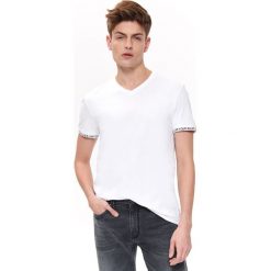 T-SHIRT GŁADKI DOPASOWANY. Białe t-shirty męskie Top Secret, na lato, m, z napisami, z dzianiny, z dekoltem w serek, krótkie. Za 59,99 zł.