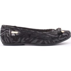 Miękkie baleriny na płaskiej podeszwie z kokardką - skóra naturalna - model 012 - kolor czarny zebra. Czarne baleriny damskie Zapato, bez wzorów, ze skóry, bez obcasa, na płaskiej podeszwie. W wyprzedaży za 202,30 zł.