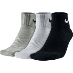 Skarpety Nike 3pak SX4703-901. Skarpetki damskie Nike, bez wzorów, ze skóry. W wyprzedaży za 39,99 zł.