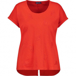 Koszulka w kolorze czerwonym. Czerwone t-shirty damskie marki SAMOON, z haftami, z okrągłym kołnierzem. W wyprzedaży za 78,95 zł.