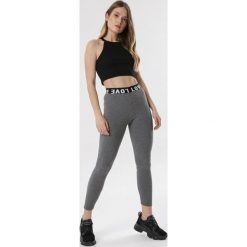 Ciemnoszare Legginsy Aegabelle. Szare legginsy sportowe damskie Born2be, s, z nadrukiem, z dzianiny, z podwyższonym stanem. Za 39,99 zł.