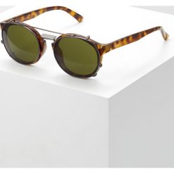 MR.BOHO NEWTOWN Okulary przeciwsłoneczne high contrast tortoise. Brązowe okulary przeciwsłoneczne damskie lenonki marki MR.BOHO. W wyprzedaży za 439,20 zł.