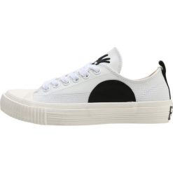McQ Alexander McQueen PLIMSOLL LOW Tenisówki i Trampki white/black. Białe tenisówki damskie marki McQ Alexander McQueen, ze skóry. W wyprzedaży za 551,20 zł.