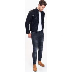 KURTKA MĘSKA TYPU BIKER ZE SKÓRY EKOLOGICZNEJ. Czarne kurtki męskie marki Top Secret, na zimę, xxl, bez wzorów, ze skóry ekologicznej, eleganckie, krótkie, bez kaptura. W wyprzedaży za 179,99 zł.