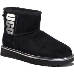 Buty UGG - W Classic Mini Ugg Rubber Logo 1110087 Bmt. Czarne kozaki damskie Ugg, na zimę, z wełny, bez zapięcia. W wyprzedaży za 519,00 zł.