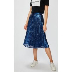 Guess Jeans - Spódnica Zaida. Niebieskie spódniczki damskie Guess Jeans, na co dzień, s, z aplikacjami, z elastanu, z podwyższonym stanem, midi, proste. W wyprzedaży za 329,90 zł.