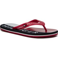 Japonki TOMMY HILFIGER - Hilfiger Print Beach Sandal FM0FM02074 Tango Red 611. Czerwone klapki męskie TOMMY HILFIGER, bez wzorów, z tworzywa sztucznego. Za 139,00 zł.
