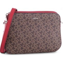 Torebka DKNY - Bryant R83EJ630 Mocha Logo-Rog M68. Brązowe listonoszki damskie marki ARTENGO, z materiału. Za 719,00 zł.