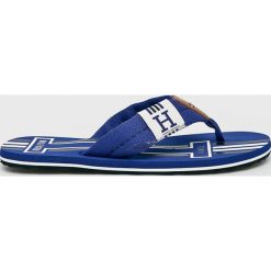 Tommy Hilfiger - Japonki Badge Textile Beach Sandal. Niebieskie kapcie męskie TOMMY HILFIGER, ze skóry. W wyprzedaży za 119,90 zł.