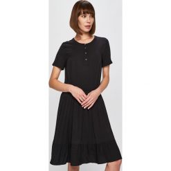 Calvin Klein Jeans - Sukienka. Czarne sukienki damskie Calvin Klein Jeans, na co dzień, s, bez wzorów, z wiskozy, casualowe, z okrągłym kołnierzem, z krótkim rękawem, krótkie, mini, rozkloszowane. W wyprzedaży za 269,90 zł.