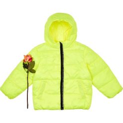 Kurtka w kolorze żółtym. Żółte kurtki chłopięce Benetton Kids, na zimę, bez wzorów, bez kaptura. W wyprzedaży za 92,95 zł.