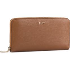 Duży Portfel Damski DKNY - Bryant New Zip Around R8313658 Driftwood DFW. Pomarańczowe portfele damskie DKNY, bez wzorów, ze skóry. W wyprzedaży za 349,00 zł.