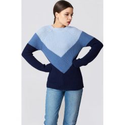 NA-KD Sweter dzianinowy V Blocked - Blue. Niebieskie swetry damskie NA-KD, bez wzorów, z bawełny, z długim rękawem, długie, bez kaptura. W wyprzedaży za 121,77 zł.