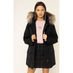 Parka Woolrich W'S Arctic WWCPS2806 UT0001. Czarne kurtki damskie Woolrich, na zimę, s, bez wzorów, z bawełny, bez kaptura. W wyprzedaży za 1719,00 zł.