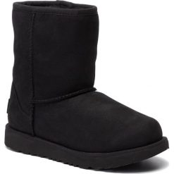 Buty UGG - Kids' Classic Short II Wp 1019646K Blk/Black. Czarne śniegowce dziewczęce Ugg, bez zapięcia. W wyprzedaży za 439,00 zł.