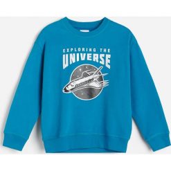 Bawełniana bluza z nadrukiem -. Bluzy męskie Reserved, z nadrukiem, z bawełny, bez kołnierzyka, bez rękawów, bez kaptura. Za 55,99 zł.