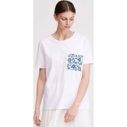 T-shirt z ozdobną kieszenią - Biały. Białe t-shirty damskie Reserved, s, bez wzorów, bez kołnierzyka. Za 59,99 zł.