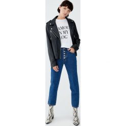 Jeansy mom fit z guzikami. Niebieskie jeansy damskie relaxed fit marki Pull&Bear. Za 99,90 zł.