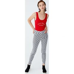 Body na ramiączkach z napisem. Szare koszulki damskie marki Pull&Bear, z napisami, bez kołnierzyka, bez rękawów. Za 39,90 zł.