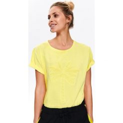 T-SHIRT Z WYTŁACZANYM MOTYWEM PALMY. Żółte t-shirty damskie Top Secret, z nadrukiem, z dzianiny, bez kołnierzyka. W wyprzedaży za 24,99 zł.