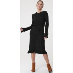 Czarna Sukienka Evelton. Czarne sukienki damskie Born2be, na co dzień, s, bez wzorów, eleganckie, z okrągłym kołnierzem, z długim rękawem, długie, midi, proste. Za 139,99 zł.