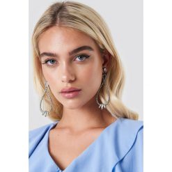 Kolczyki damskie: NA-KD Accessories Wiszące kolczyki ze strassem – Silver