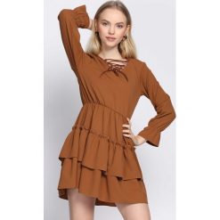 Brązowa Sukienka Suave. Pomarańczowe sukienki mini damskie marki Born2be, na imprezę, uniwersalny, ze sznurowanym dekoltem, długie, rozkloszowane. Za 74,99 zł.