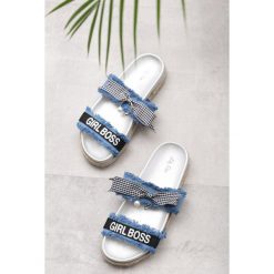 Niebieskie Klapki Glamour Flag. Niebieskie klapki damskie Born2be, bez wzorów, bez obcasa, na płaskiej podeszwie. W wyprzedaży za 39,99 zł.